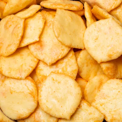 Krakersy kukurydziane o smaku serowym