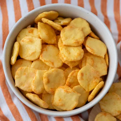 Krakersy kukurydziane o smaku serowym