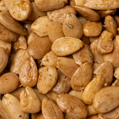 Migdały smażone z cebulą, czosnkiem i pomidorem