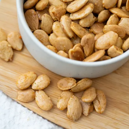 Migdały smażone z cebulą, czosnkiem i pomidorem