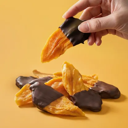 Plastry mango w polewie z gorzkiej czekolady